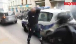 Voiture de police incendiée: l'agent agressé est le nouveau héros du net