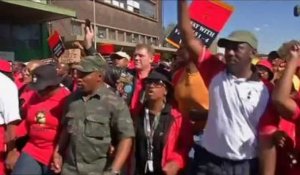 Danny Glover manifeste en Afrique du Sud