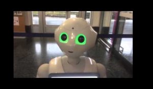 Interview du robot Pepper en gare de Saumur