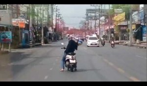 Un homme s'endort en conduisant son scooter et va le regretter (vidéo)