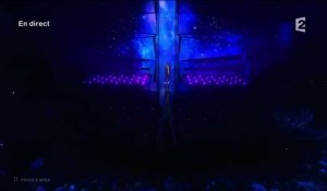 Amir chante "J'ai cherché" lors de la finale de l'Eurovision 2016