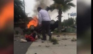 Il risque sa vie pour sauver un homme d'une voiture en flammes (vidéo)