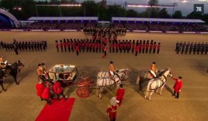 La reine Elizabeth II fête son anniversaire avec des chevaux et des chanteurs