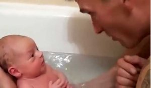 Le premier bain d'un bébé et son père : Un moment magique !