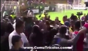 Diego Maradona frappe un journaliste pendant un match pour la paix à Bogota