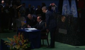 François Hollande, premier à signer à l'accord sur le climat