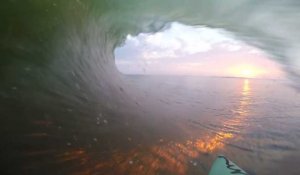 2 minutes de surf en caméra embarquée pendant un coucher de soleil