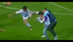Un joueur met un violent coup de pied au visage d'un supporter venu agresser l'arbitre (vidéo)