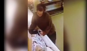 Elle vole la bague d'une femme morte exposée dans un cercueil ouvert (vidéo)