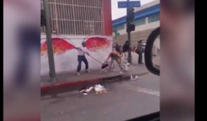 Un homme tente de voler le balai d'un employé dans la rue et va vite le regretter (vidéo)