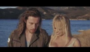 Julien Doré et Pamela Anderson amoureux dans le nouveau clip du chanteur (vidéo)