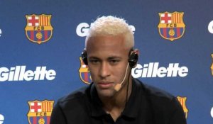 Le joueur brésilien Neymar dit "vivre son rêve" au FC Barcelone