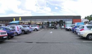 Un sexagénaire blesse par arme 2 personnes devant un supermarché