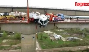 Un camion suspendu à 50 mètres au-dessus du vide après un accident