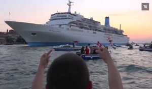 Venise : manifestation en barques contre les paquebots