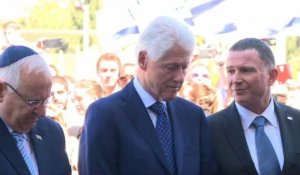 Israël: Bill Clinton se recueille devant le cercueil de Peres