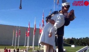 La statue The Kiss quitte le Mémorial de Caen pour Bastogne
