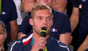 Julian Bugier hué par les athlètes français