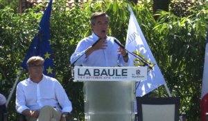 LR à La Baule: Fillon s'attaque à la "firme" Le Pen