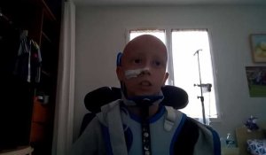 Ce petit garçon atteint d'un cancer émeut le Web