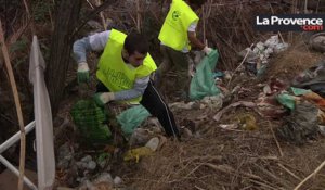 Marseille : une centaine de bénévoles nettoient l'Huveaune