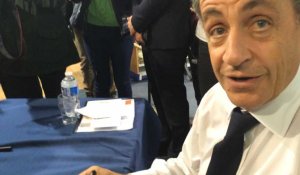Nicolas Sarkozy en séance de dédicace