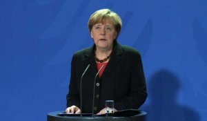 Helmut Schmidt, "une institution politique" pour Merkel