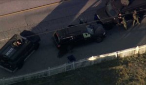 Etats-Unis: un suspect à terre à côté d'un véhicule criblé de balles