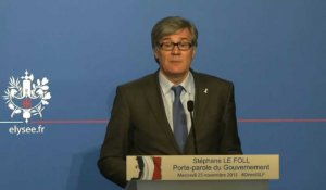 Hollande appelle à "pavoiser" de drapeaux français les domiciles