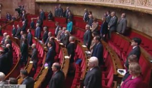 L'Assemblée nationale rend hommage aux victimes de l'explosion à Tunis