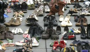 COP21: des chaussures recouvrent la place de la République