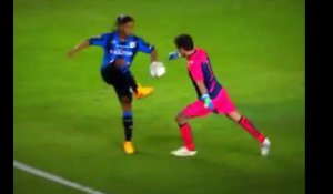 Quand Ronaldinho vole le ballon au gardien pour marquer