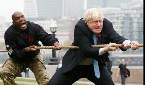 Chutes, bousculades et tacle : cinq maladresses du maire de Londres