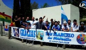 Les supporters soutiennent Bielsa devant la Commanderie