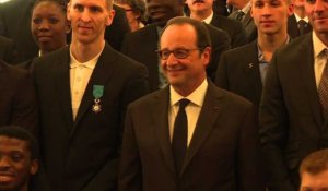 Hollande décore les athlètes des JO de Rio