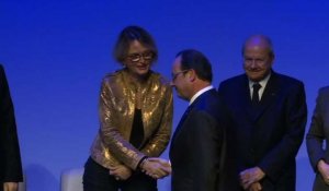 Hollande exprime son "amitié" pour Jacques Chirac