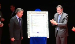 Remise du prix "Nueva Economia forum" au président Santos