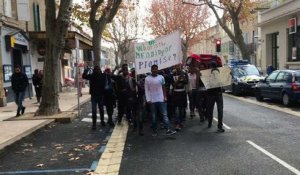Des migrants manifestent et bloquent la circulation à Pertuis