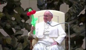 Table volante, clown et perroquet pour le pape