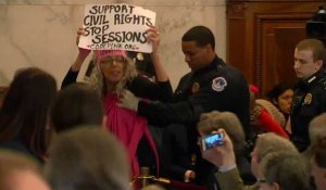 L'audition du ministre de la Justice de Trump perturbée par des manifestants antiracistes