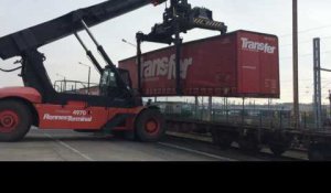 Rennes Terminal met des camions sur des trains 