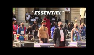 Un flashmob devant le théâtre de l'Odéon pou réclamer la réouverture des lieux culturels