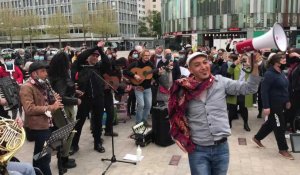 Tourcoing : HK en concert improvisé sur le parvis Saint-Christophe