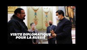 Au Venezuela, le représentant russe Steven Seagal a offert un sabre à Nicolas Maduro