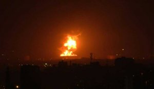 Un dépôt en feu près d'un complexe gazier à Israël, vu depuis Gaza