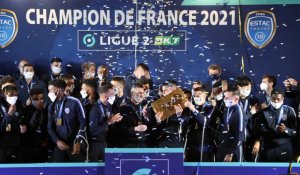 Remise du trophée de champion de France de Ligue 2 à à l'Estac