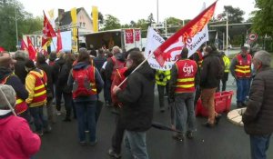 Manifestation de salariés de Renault devant l'usine du Mans