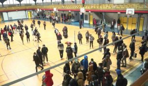 Paris: des centaines de migrants sans-abri occupent un gymnase