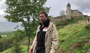 Animateur de l'association de sauvegarde des châteaux des Allinges, il explique son rôle de "lanceur d'alerte"