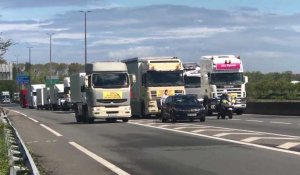 Les forains bloquent l’A16 dans le Calaisis